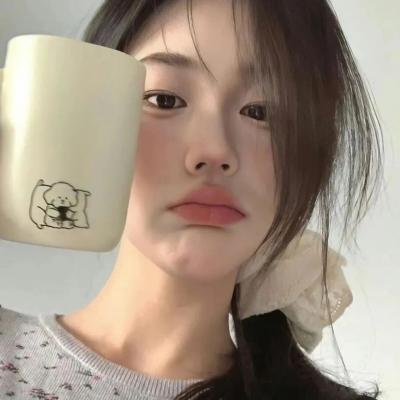 微光下的蓝色男孩